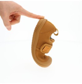 Deportivas respetuosas Skin mostaza de ATTIPAS