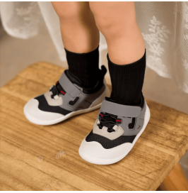 Zapatillas Respetuosas Bebé Deportivas Rocket negro de Littlebluelamb