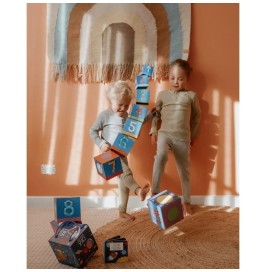 El espacio – Diez cubos apilables y libro Manolito Books