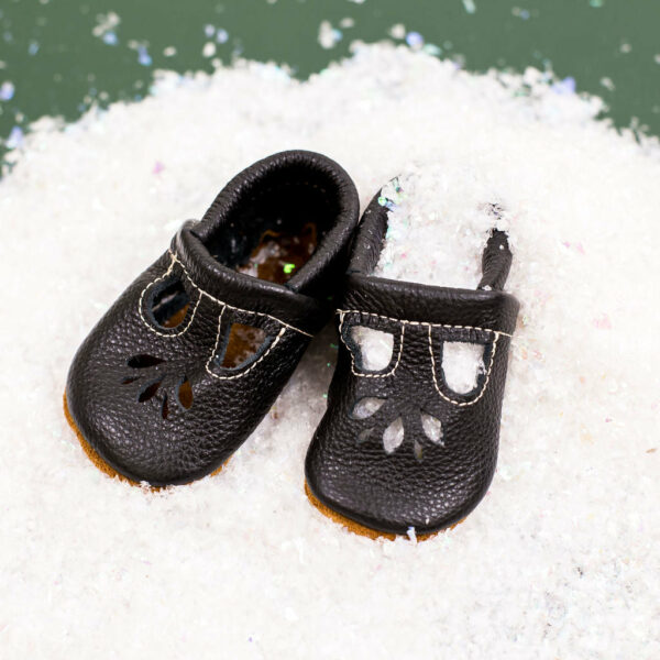 Mocs negro  LOTUS T-Strap de Starry Knight Design