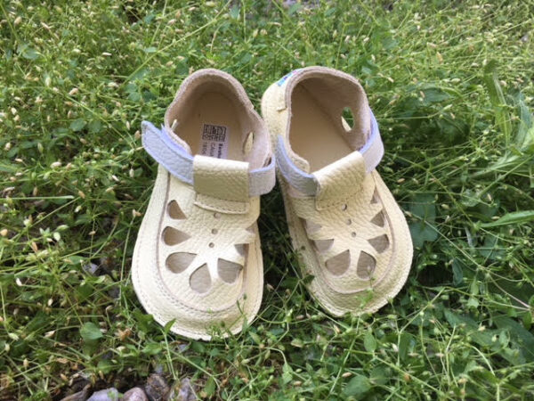 Sandalias perforadas Canary de Baby Bare