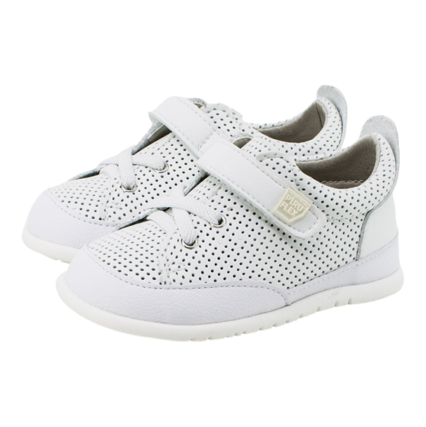 Deportivas blancas perforadas de Piruflex