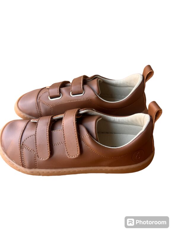Zapatos de color cuero con 2 velcros de Coqueflex - Imagen 2