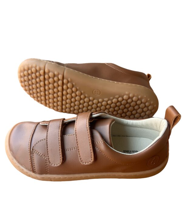 Zapatos de color cuero con 2 velcros de Coqueflex