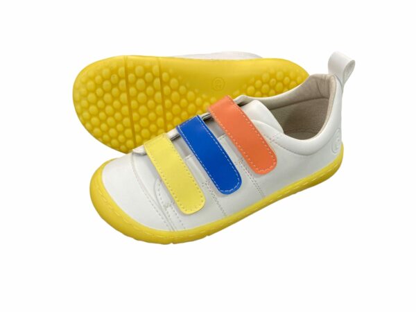 Deportivas con suela amarilla y 3 velcros de Coqueflex