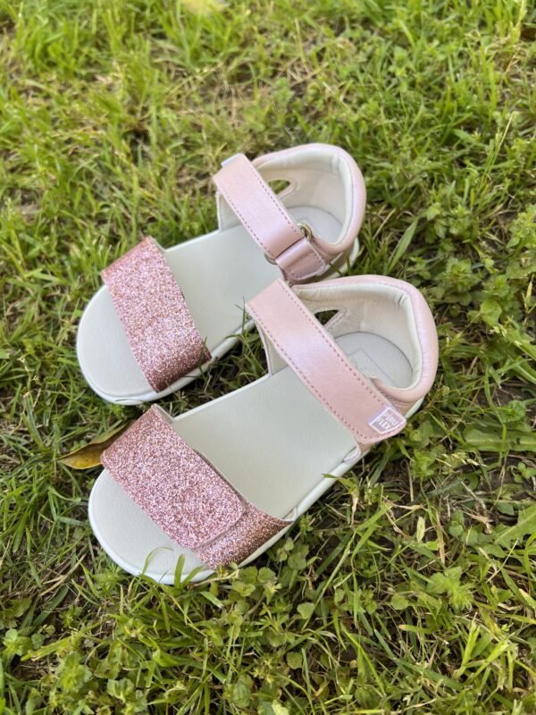 Sandalias perladas con tira rosa maquillaje de Piruflex - Imagen 2