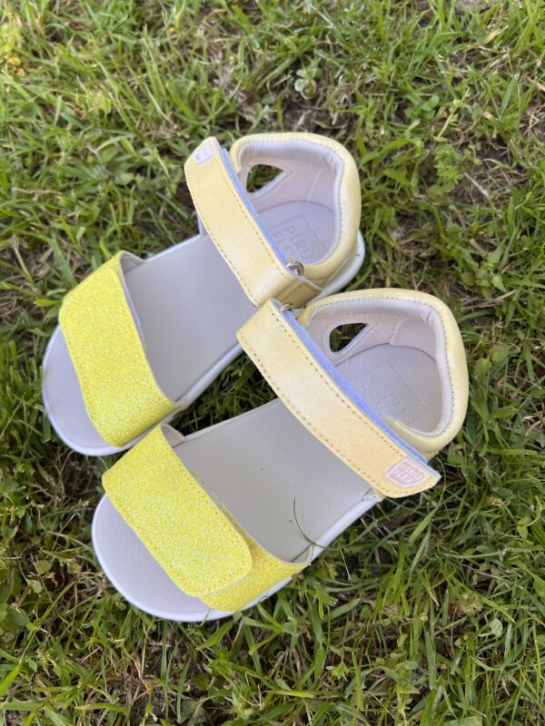 Sandalias perladas con tira amarilla de Piruflex - Imagen 2