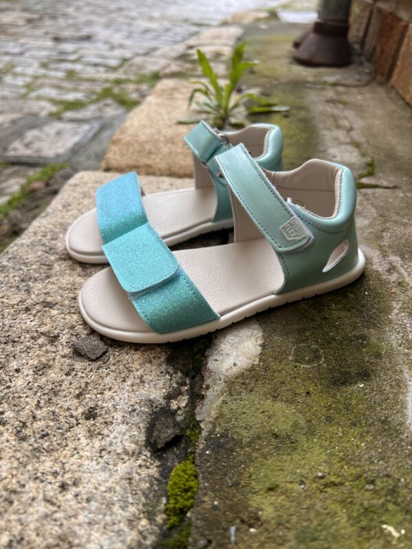Sandalias perladas con tira turquesa de Piruflex