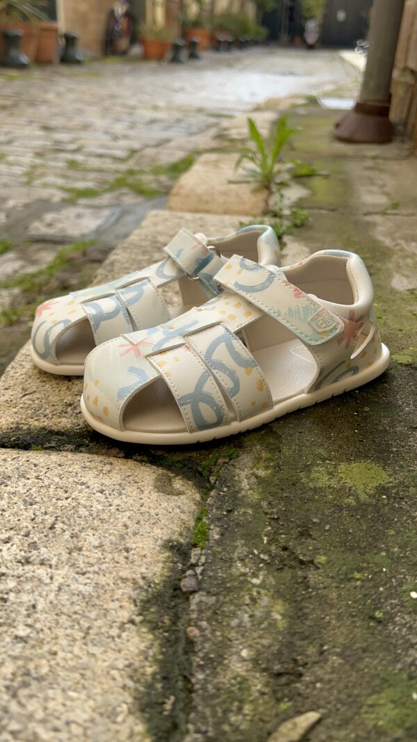 Sandalias cangrejeras blancas con detalle espiral de microfibra de Piruflex